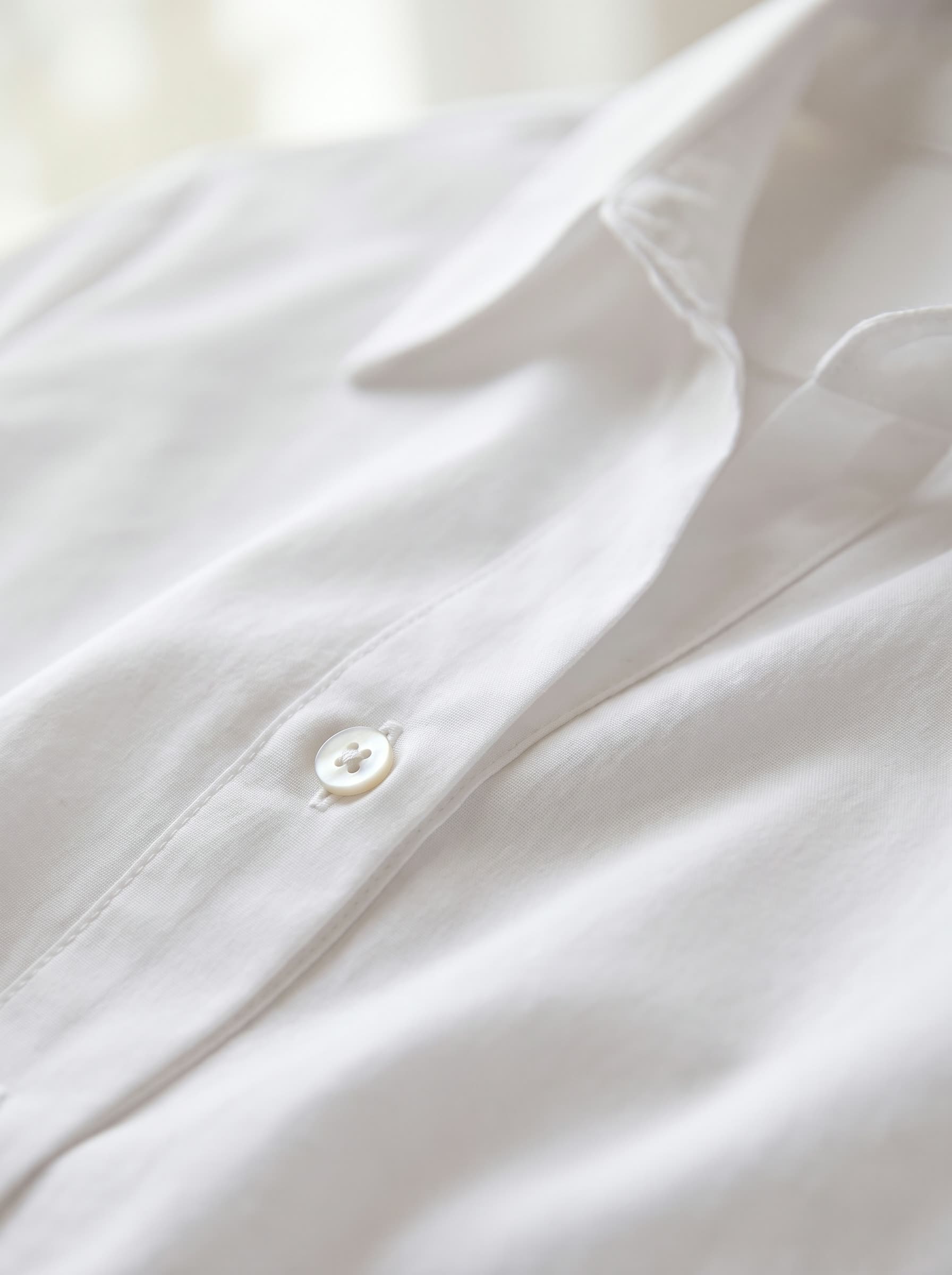 Blanca vestido camisero blanco, detalle del tejido y botón