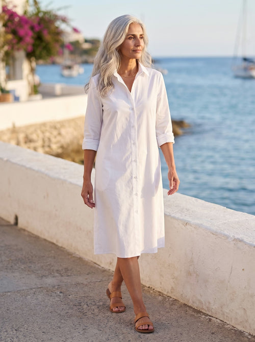 Blanca vestido camisero blanco, paseo marítimo junto al puerto