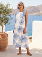 Celeste vestido de flores azules, terraza junto al mar