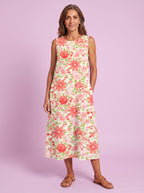 Coral vestido floral de verano, estudio