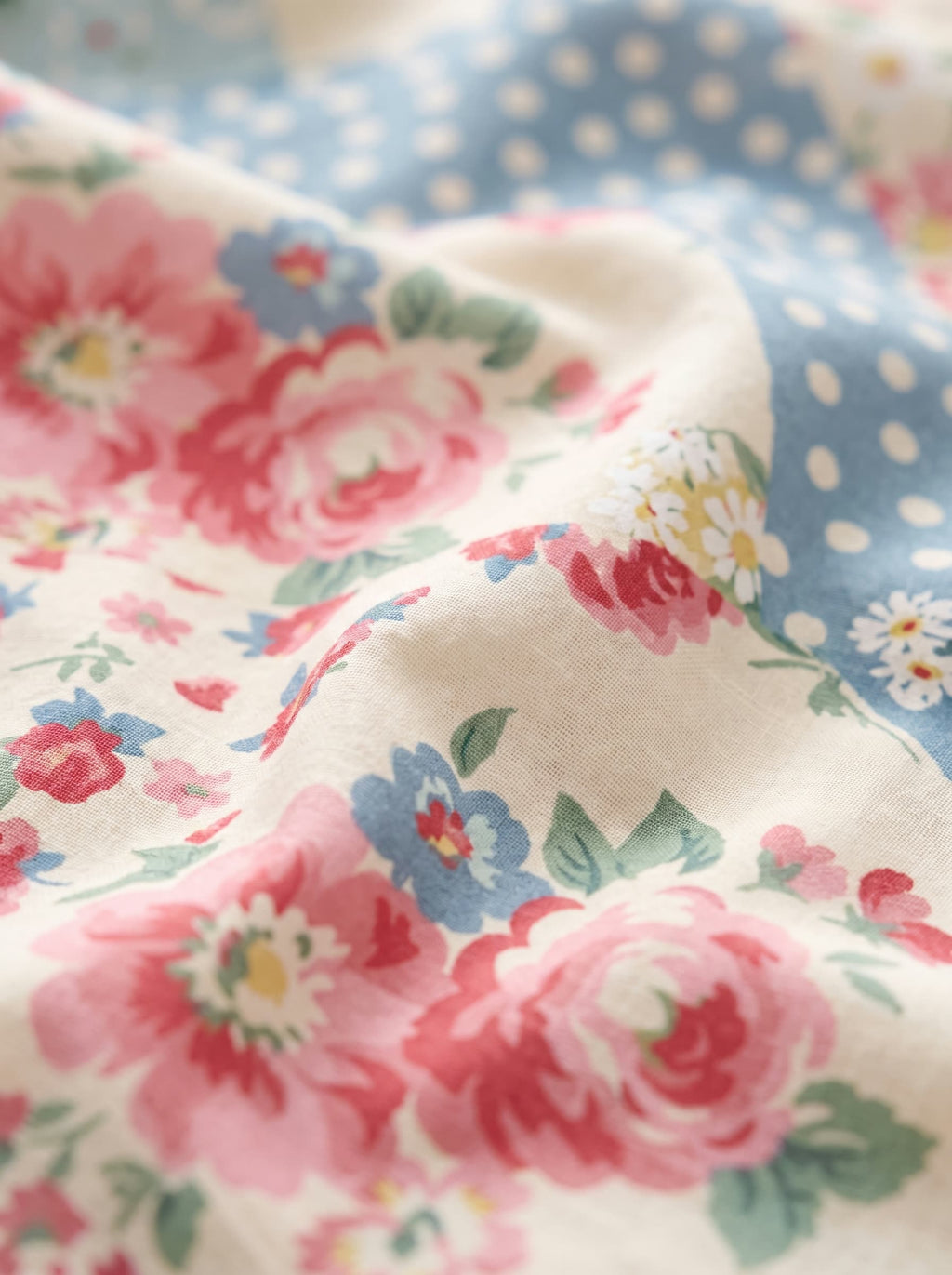 Rosa vestido patchwork floral, detalle del tejido