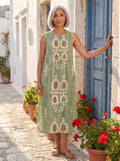 Salvia vestido de estampado étnico, callejón blanco con puerta azul