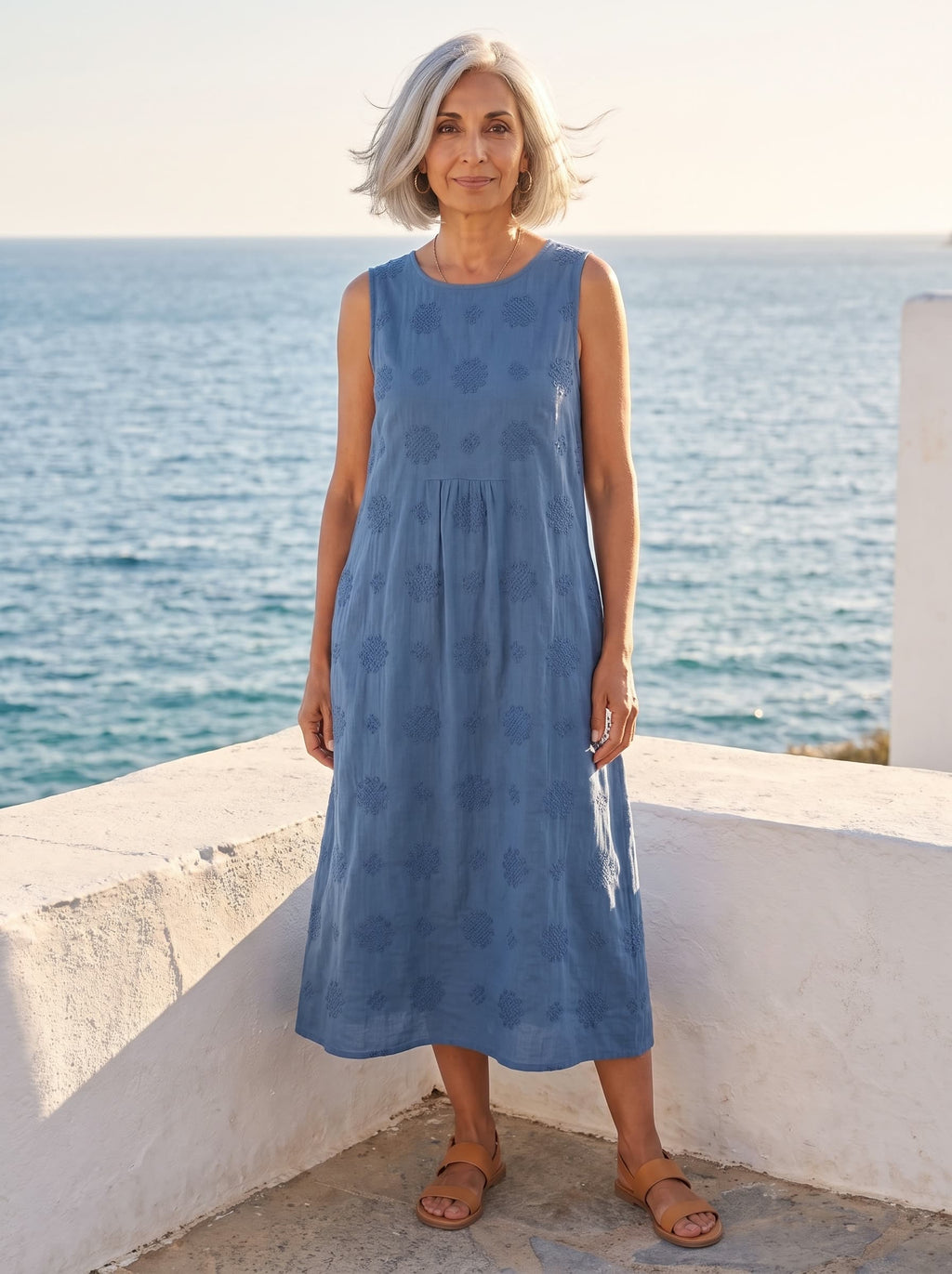 Vega vestido azul texturizado, balcón sobre el mar